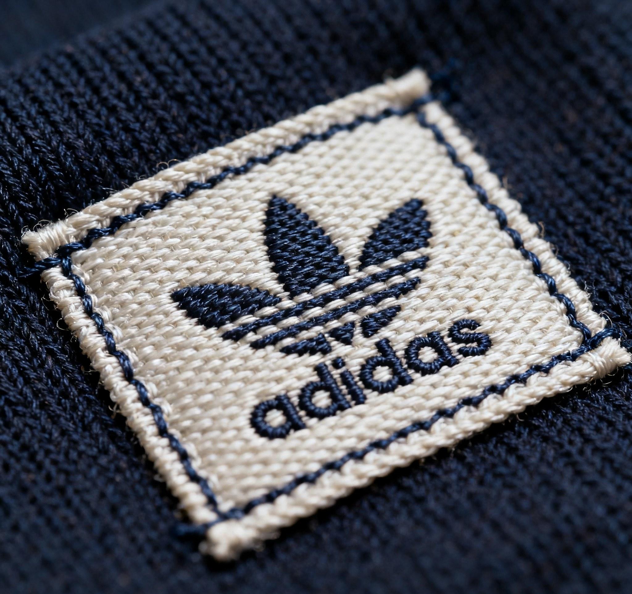  High-quality woven neck labels for clothing.